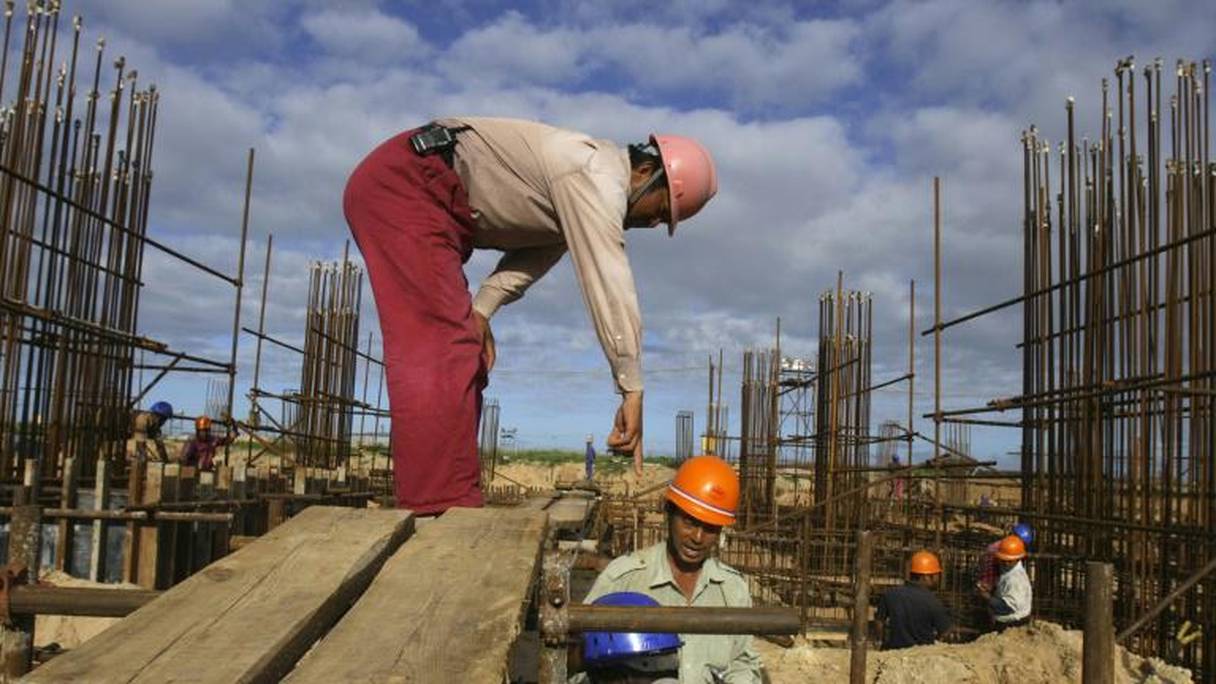 Un contremaître chinois sur un chantier de construction à Maputo au Mozambique. 
