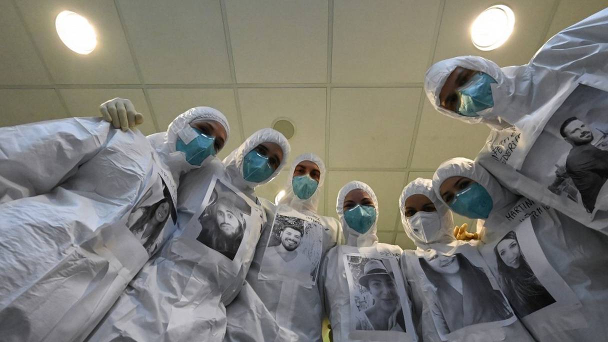 L'équipe médicale en charge des cas de Covid-19 prend la pose à l'hôpital San Stephano de Prato, à Florence, en Toscane (Italie), le 17 décembre 2020. 
