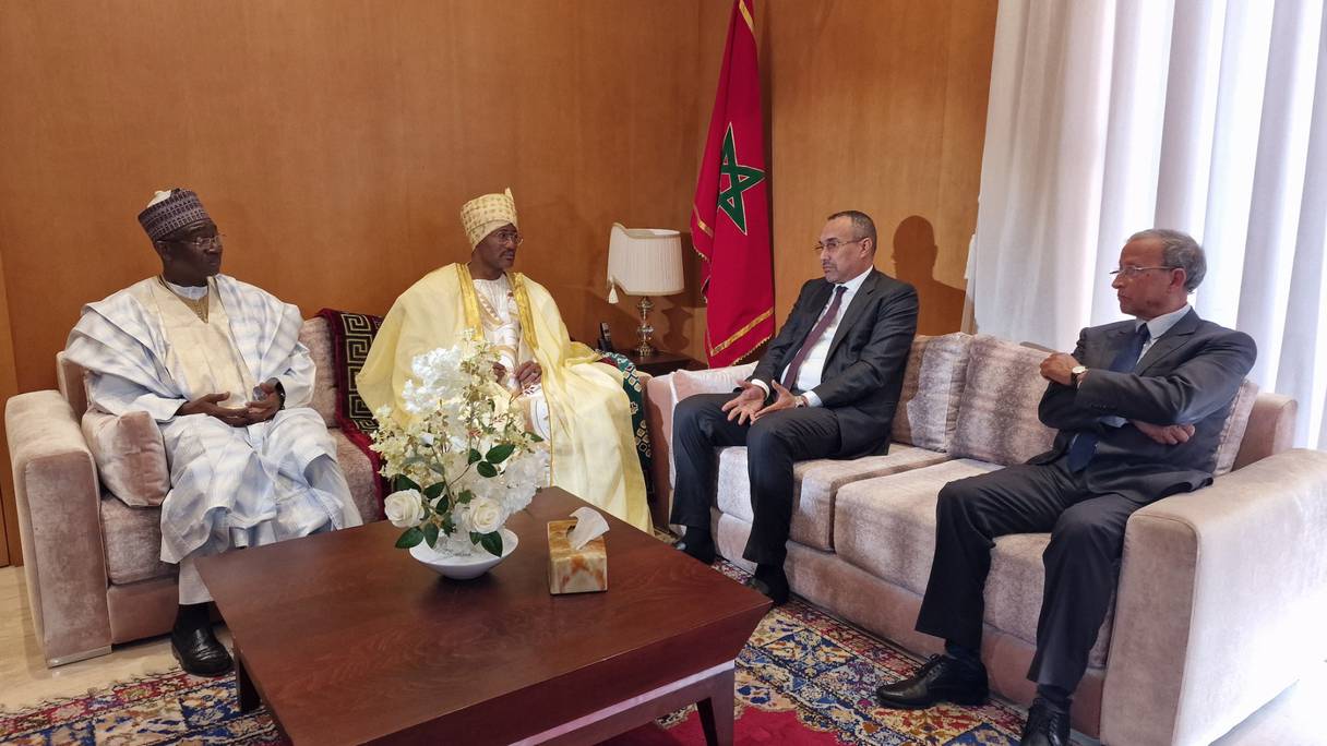 Entretien entre le sultan-roi des Bamoun, Mohamed Nabil Nforifoum Mbombo Njoya, et les autorités locales de Dakhla, dans le cadre des relations Maroc-Cameroun, le 23 janvier 2023.
