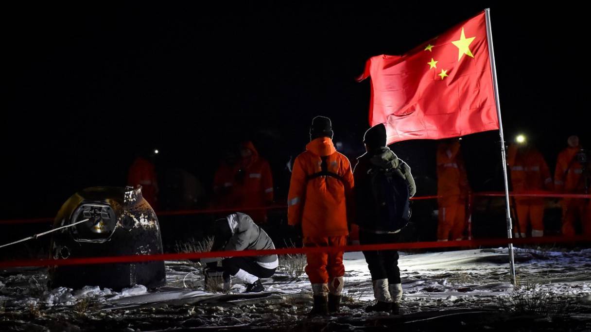 Atterrissage de la sonde spatiale Chang'e 5 en Mongolie intérieure, au nord de la Chine, le 17 décembre 2020.  
