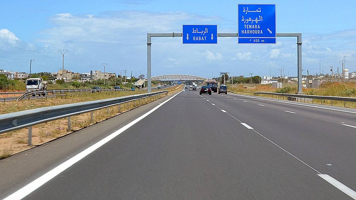 L'autoroute A1 dans le sens Casablanca-Rabat, depuis qu'elle est passée de deux à trois voies : ici, au niveau de la sortie vers Harhoura et Témara.
