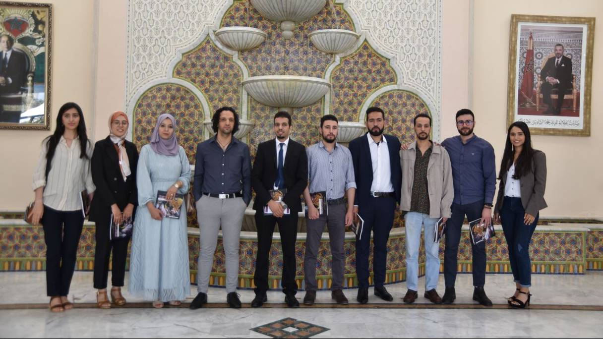 Les dix lauréats du prix national de la Production culturelle sur les encyclopédies participatives, le 28 mai 2022 au siège de l’Académie du Royaume du Maroc à Rabat.
