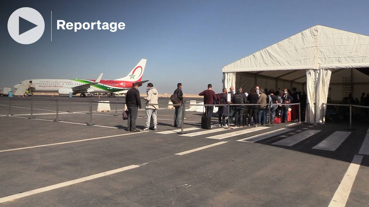 Membres de la communauté marocaine résidant à l'étranger et des touristes ont atterri ce mardi 8 février 2022, à l'aéroport de Dakhla, rouvert après plus de deux mois de fermeture.
