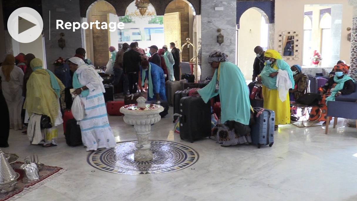 Des Mourides, citoyens de plusieurs pays d'Afrique de l'Ouest, à Fès le 5 mai 2021, pour la célébration des dix derniers jours du Ramadan dans la zaouia du saint Ahmed Tijani, fondateur d'une influente confrérie.
