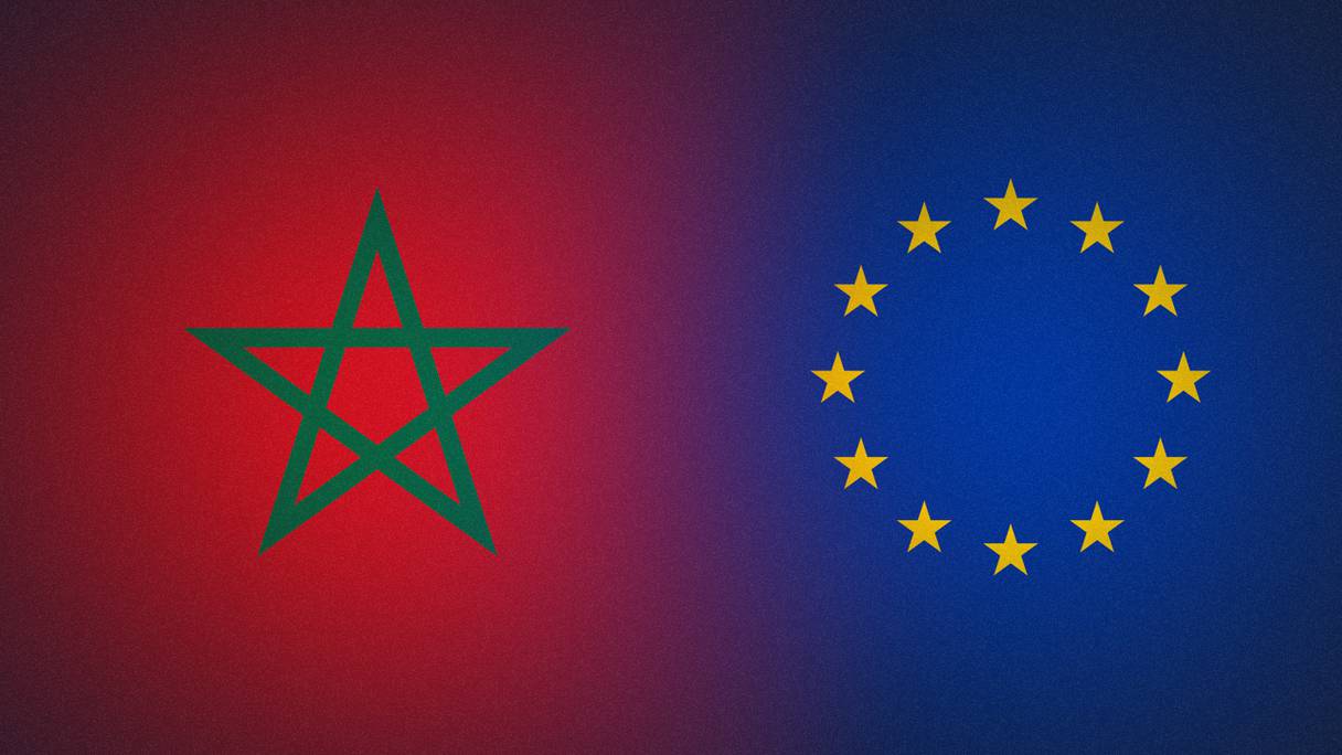 Les drapeaux du Maroc et de l'Union européenne.
