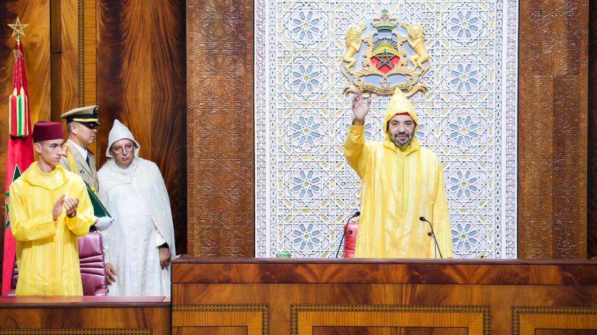 Le roi Mohammed VI, accompagné du prince héritier Moulay El Hassan, adresse un discours au Parlement à l’occasion de l’ouverture de la première session de la 2e année législative de la 11e législature, vendredi 14 octobre 2022, à Rabat.
