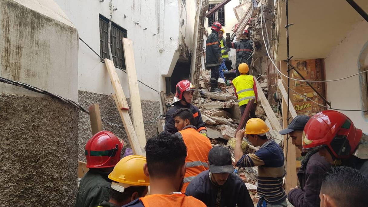 L'opération de secours menée lundi 4 novembre après l'écroulement d'une maison dans la Médina de Tanger.
