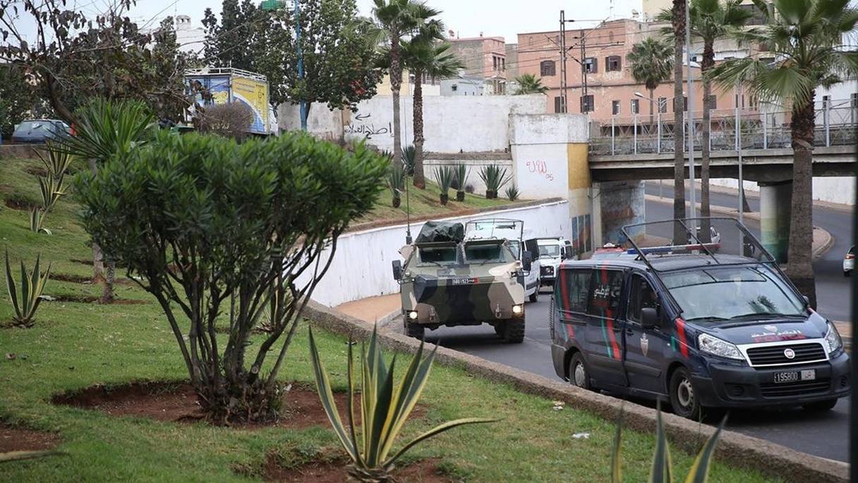 Les blindés des Forces armées royales sont mis à contribution pour faire respecter l'état d'urgence sanitaire au Maroc, ici à Salé.
