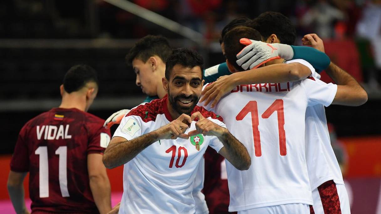 La joie des Lions de l'Atlas après leur victoire sur le Venezuela en huitièmes de finale de la Coupe du monde de futsal.
