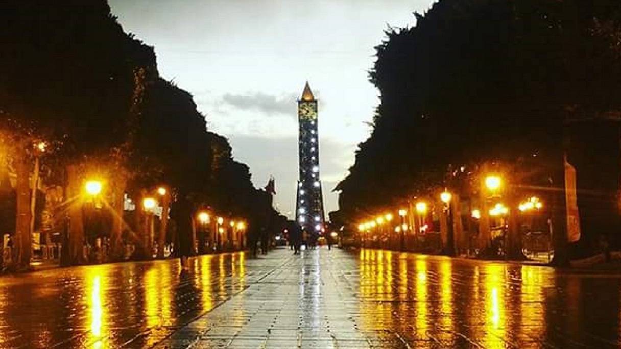 La tour horloge de Tunis sous le couvre-feu. 
