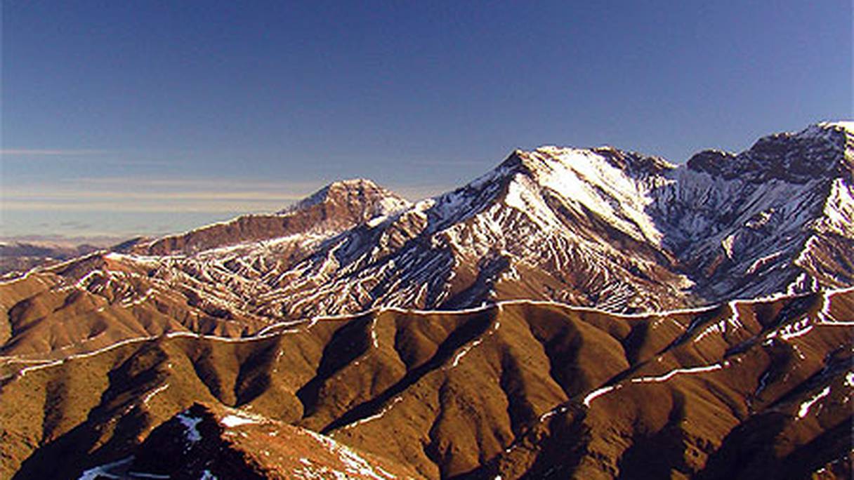 Crêtes de montagnes du Haut Atlas, massif le plus élevé d'Afrique du Nord, qui accueillent gelées et neiges.
