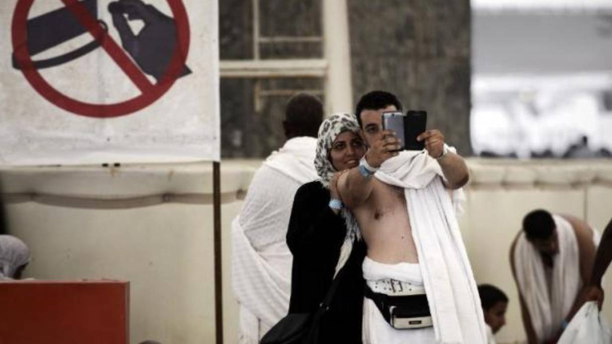 Des pèlerins musulmans prennent un selfie pendant le rituel de la lapidation à Mina, près de La Mecque.

