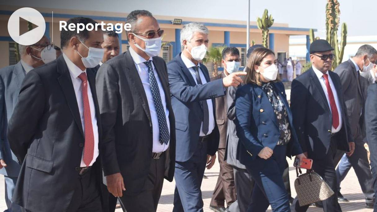 Accompagné d'une délégation, de même que du wali de cette région administrative, Mohamed Sadiki, ministre de l'Agriculture, a visité plusieurs projets de développement agricole à Dakhla-Oued Eddahab, le 7 février 2022. 
