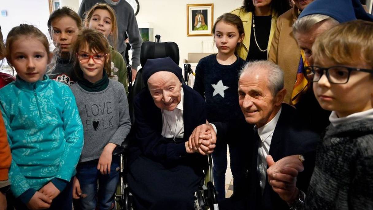 Soeur André et le maire de Toulon Hubert Falco entourés d'enfants, le 11 février 2020.
