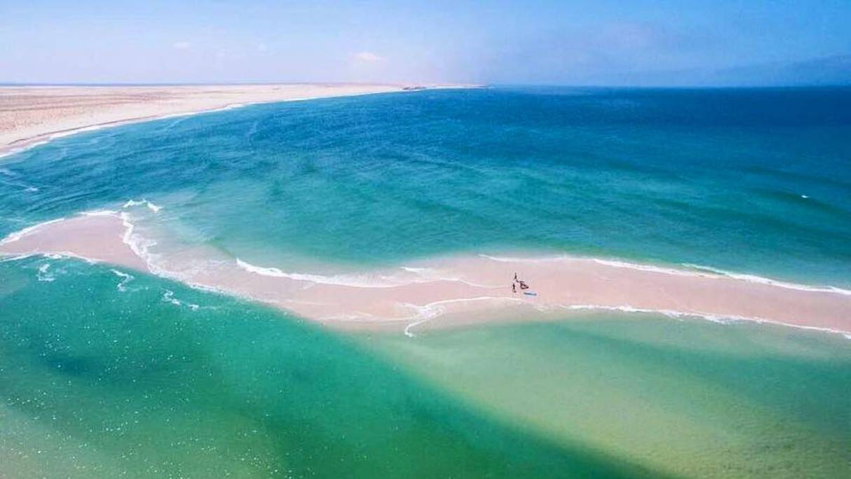 Vue aérienne d'une plage de la péninsule de Dakhla, dans la région de Dakhla-Oued Eddahab, à près de 400 km de la frontière entre le Maroc et la Mauritanie. 
