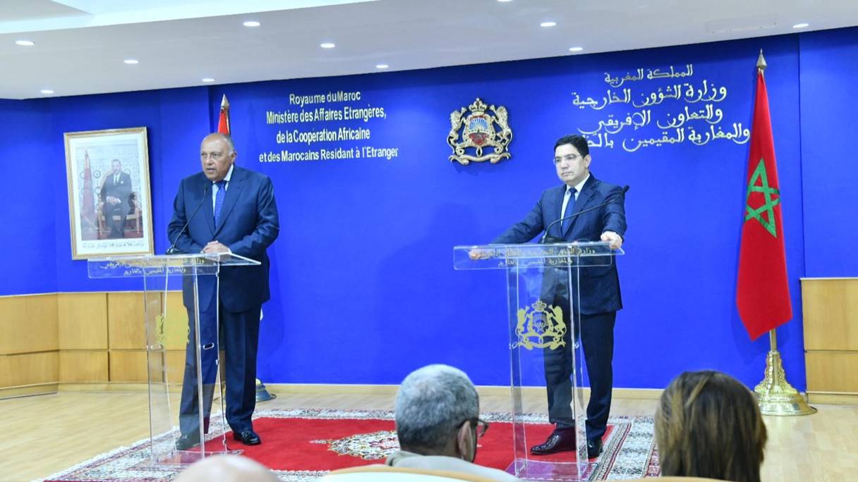 Le ministre des Affaires étrangères, Nasser Bourita, et son homologue égyptien, Sameh Choukri, lundi 9 mai 2022, lors d'un point de presse conjoint à Rabat.
