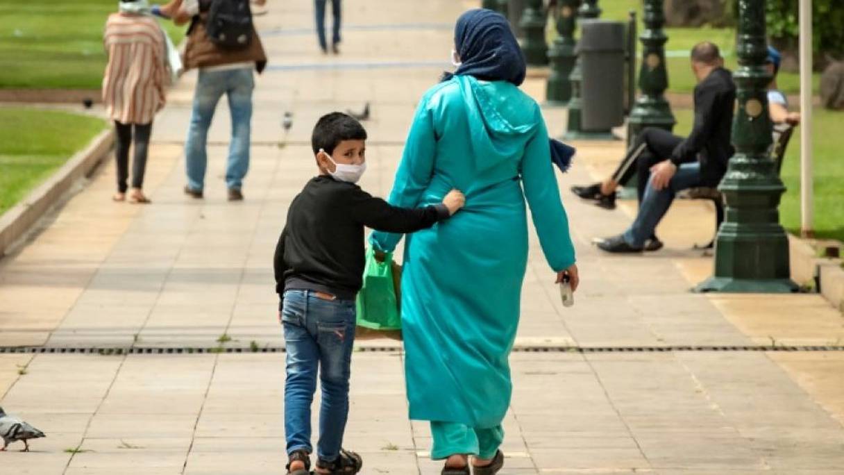 Une mère et son fils à Rabat, le 16 juin 2020. 
