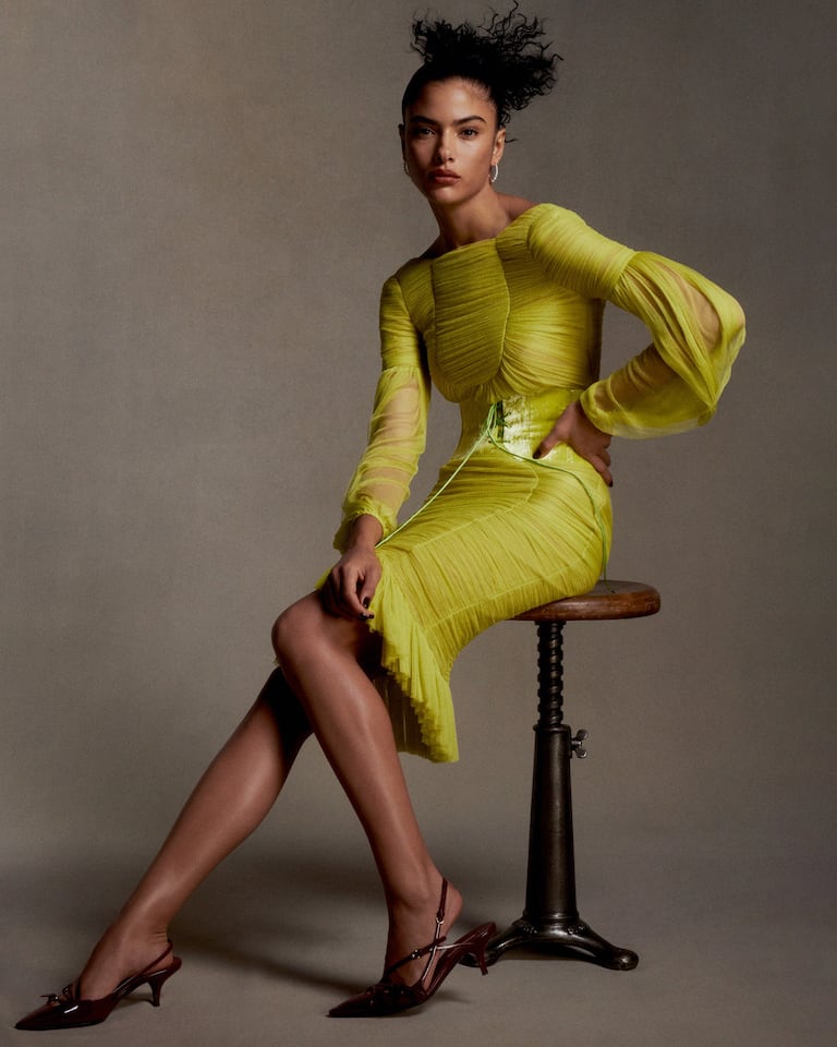 Rania Benchegra pose pour Vogue en robe Tom Ford et ceinture corset.