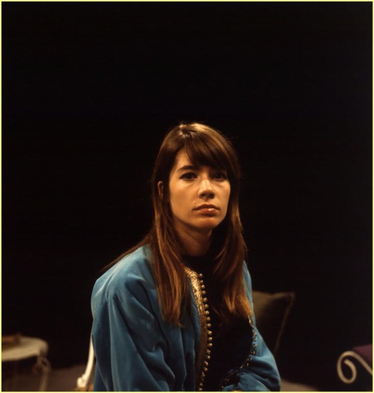 Françoise Hardy, en 1969, habillée d'un caftan, lors du tournage d'une émission.