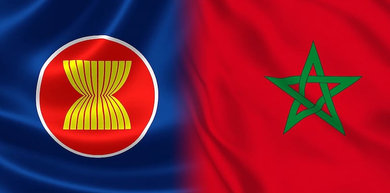 Les drapeaux de l'ASEAN et du Royaume du Maroc.
