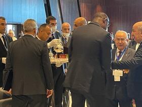 Le président algérien Abdelmadjid Tebboune déguste un thé marocain à la COP27, le 6 novembre 2022 à Charm El-Cheikh, en Egypte (à ses côtés, le ministre algérien des Affaires étrangères, Ramtane Lamamra).