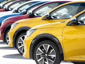 Un alignement de plusieurs véhicules légers (photo d'illustration).