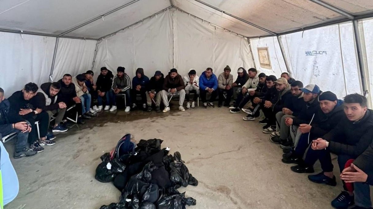 Des migrants clandestins algériens arrêtés à leur arrivée sur les côtes espagnoles.