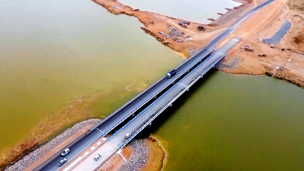 صور ومَشاهِد شامخة: الطريق السريع تيزنيت-الداخلة.. مشروع ملكي ضخم بقلب الصحراء المغربية