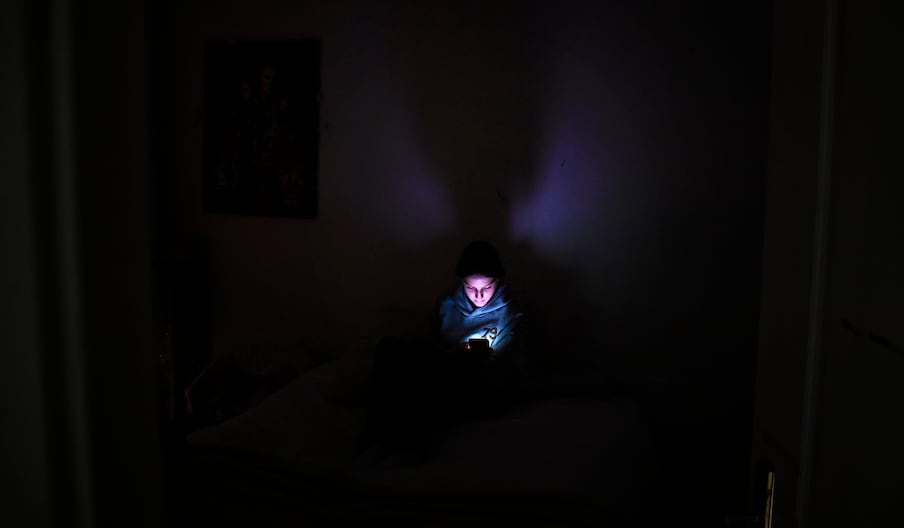 Une adolescente consulte son téléphone.