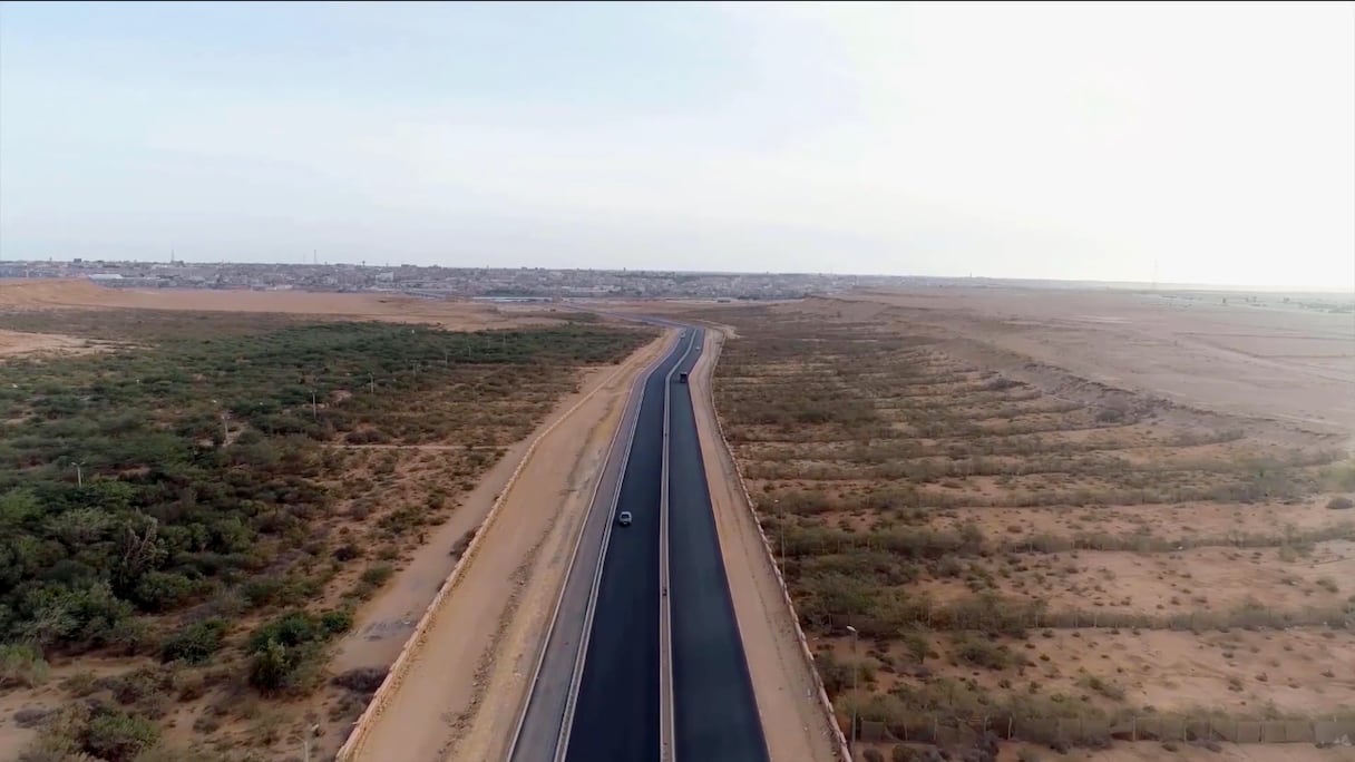Le coût global de la réalisation du méga-chantier de la voie express Tiznit-Dakhla, qui comprendra à terme 30 passages, 16 ponts, 7 aires de repos et 1.572 unités d'évacuation d'eaux pluviales, s’élève à près de dix milliards de dirhams.