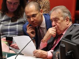 A droite, le représentant permanent de l'Algérie à l'ONU, Amar Bendjama.