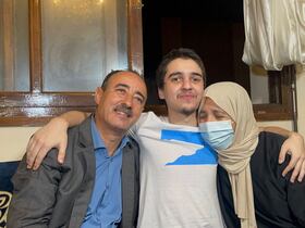 Trois jours après sa libération, Brahim Saadoun est de retour au Maroc, où ses parents l'étreignent à leur domicile à Casablanca, le 24 septembre 2022 au soir.