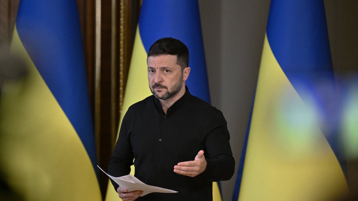 Le président ukrainien Volodymyr Zelensky tient une conférence de presse à Kiev le 13 mai 2025, en pleine invasion russe de l'Ukraine.