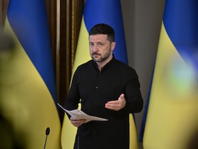 Le président ukrainien Volodymyr Zelensky tient une conférence de presse à Kiev le 13 mai 2025, en pleine invasion russe de l'Ukraine.