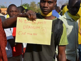 Un Nigérian tient une pancarte sur laquelle il est écrit «Ne pas toucher !! Uranium, c'est ma vie » lors d'une manifestation à Niamey.