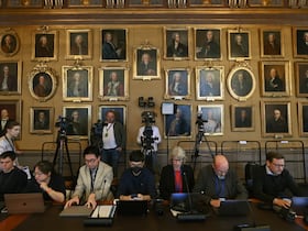 Des journalistes attendent l'annonce des lauréats du prix Nobel de physique 2022, à l'Académie royale des sciences de Suède, à Stockholm, le 4 octobre 2022.