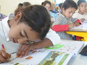 Ecoliers du cycle primaire, dans leur salle de classe.