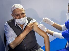 Un agent de santé marocain administre une dose du vaccin Pfizer-BioNTech contre le Covid-19 dans un centre de vaccination, dans la ville de Salé, le 5 octobre 2021.