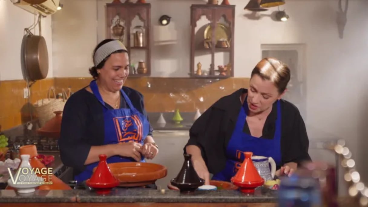 L'initiation de Tina Arena à la préparation du tajine par Souad, une cuisinière marocaine.