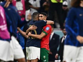 Achraf Hakimi et Kylian Mbappé lors de France-Maroc, le 14 décembre 2022.
