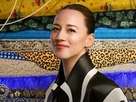 Dans le 2ème épisode de la série documentaire "Cousu", diffusée sur TV5 depuis le 1er mai 2025, Karine Vanasse explore la mode et l'artisanat du Maroc.