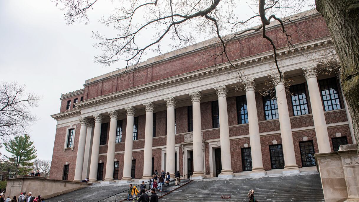 La bibliothèque commémorative Harry Elkins Widener, sur le campus de l'université Harvard à Cambridge, dans le Massachusetts, le 15 avril 2025