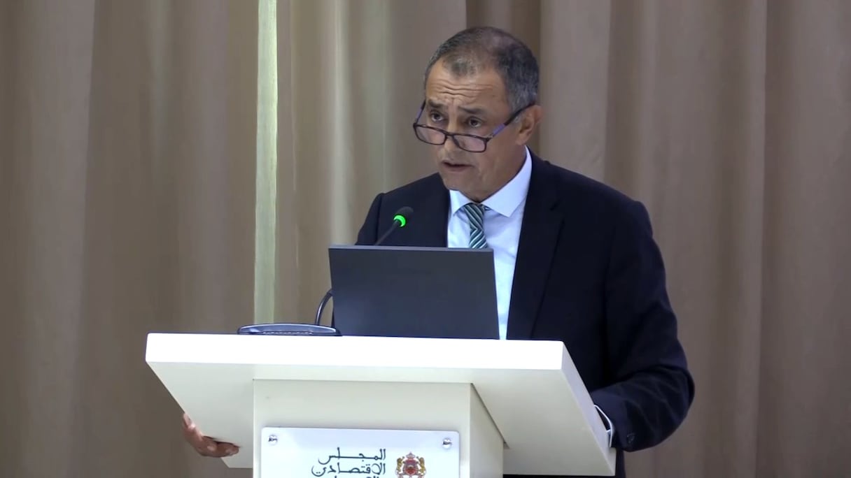 Ahmed Réda Chami présentant le bilan du Conseil économique, social et environnemental, mardi 27 septembre 2022 à Rabat.