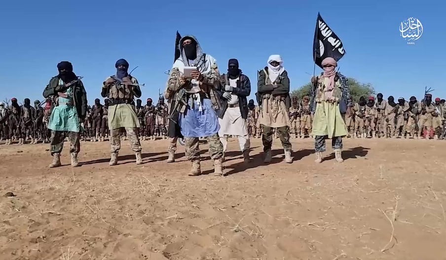 Abou al-Bara al-Sahraoui au premier plan, visage dissimulé, prononçant un discours destiné à être posté sur les réseaux sociaux. (Capture d'écran d'une vidéo de IS-Sahel sur X)