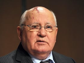 Dans cette photo d'archive prise le 25 novembre 2011, l'ancien président de l'Union soviétique Mikhaïl Gorbatchev donne une conférence de presse à Montpellier dans le sud de la France dans le cadre de la réunion annuelle du New Policy Forum.