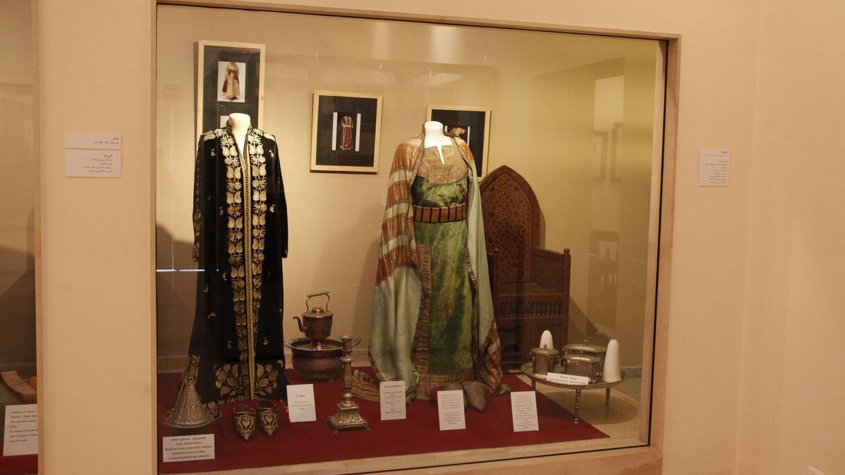 Les costumes féminins, magnifiques, sont savamment rehaussés de broderies.