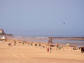 بعد تحرير المِلك البحري.. شاطئ "دار بوعزة" يكتسي "حُلّة أوروبية" ويجذب المصطافين بكثافة