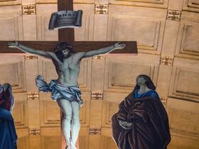 La crucifixion de Jésus, sculpture visible à l'église orthodoxe copte de l'Archange Michel, le 6 janvier 2022, au Caire.