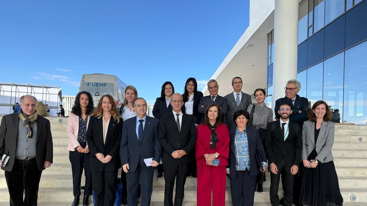 Au centre, Dimiter Tzantchev, ambassadeur de l’Union européenne au Maroc, accompagné des membres de la Délégation de l’UE, et le président de l’UEMF, Mostapha Bousmina.