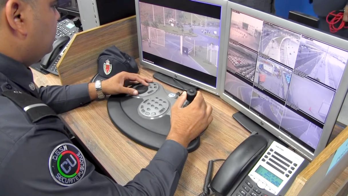 La salle de contrôle centralisée, située au siège de la wilaya de police de Tanger. (Saïd Kadry/Le360).